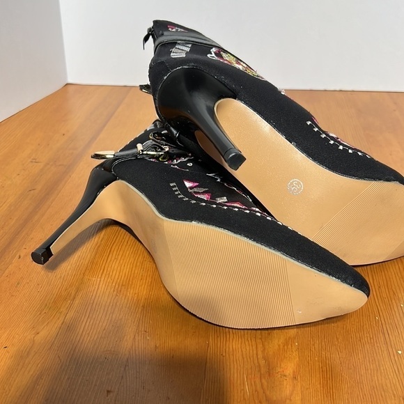 Embroidered stiletto black ankle booties. Size 39. NWOT. - Picture 4 of 6